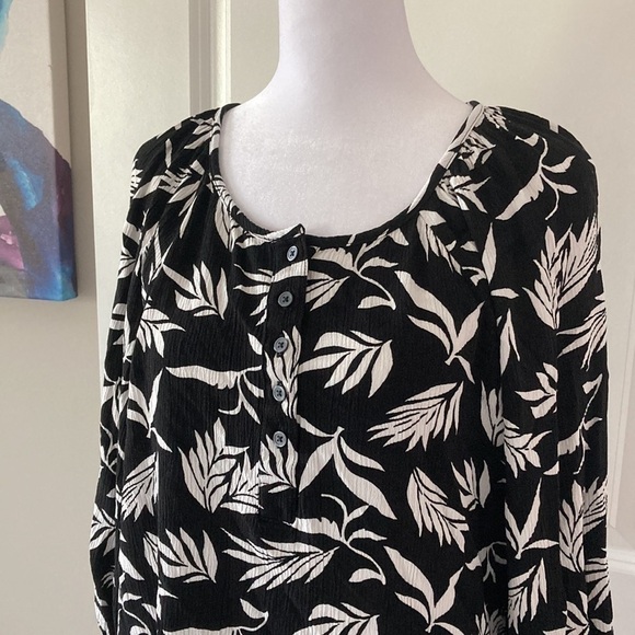 LOFT medium top black and white tropical leaves scoop neckline - Picture 2 of 12